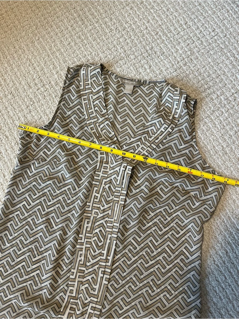 Banana Republic Factory Cream and Taupe Geometric Sleeveless Top - Picture 3 of 4